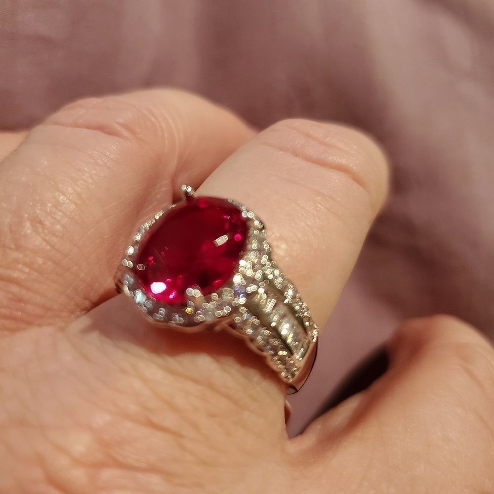 Red Glass Ring‎ - Picture 5 of 8